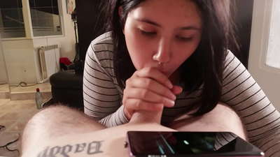 مان پنهنجي سوتيلي ڀيڻ کي تنگ ڪريان ٿو جڏهن هوءَ ڊزني ڏسي رهي آهي [ڪم]